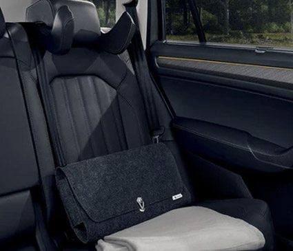 Head restraint and blanket on the rear seats of a Kodiaq
