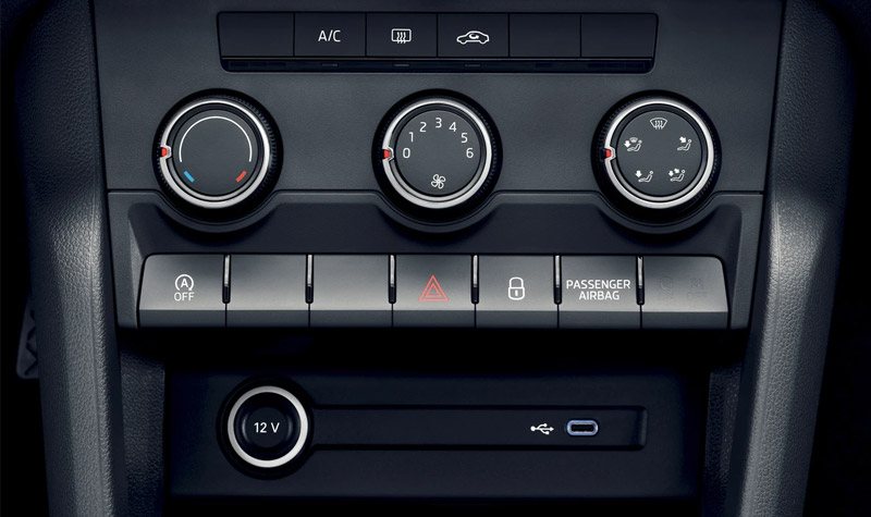 Front USB ports and air-conditioning controls