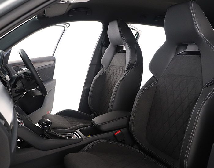 Interior front seats of a Kodiaq Sportline seen from the passenger side