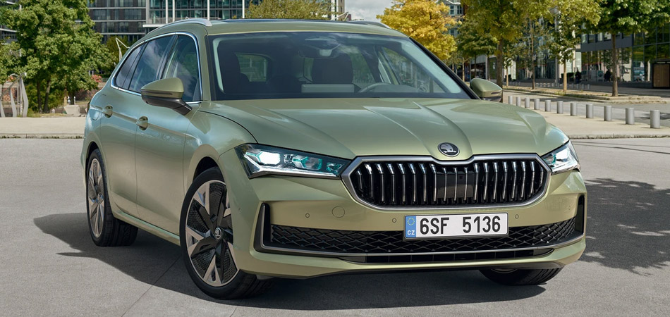 Front of a yellow Skoda Superb model with black/silver wheels