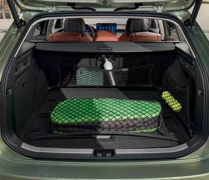 Boot of a Skoda with the net over luggage